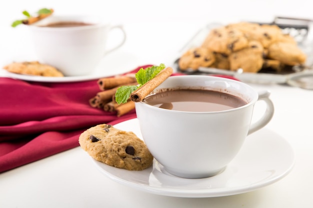 シナモンの皿の中のクッキーとコーヒーカップのクローズアップ