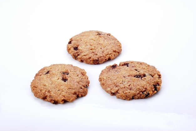 白い背景のクッキーのクローズアップ