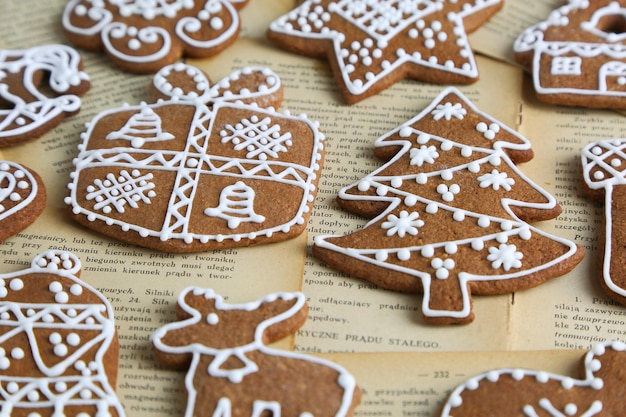 Foto close-up di biscotti sull'albero di natale