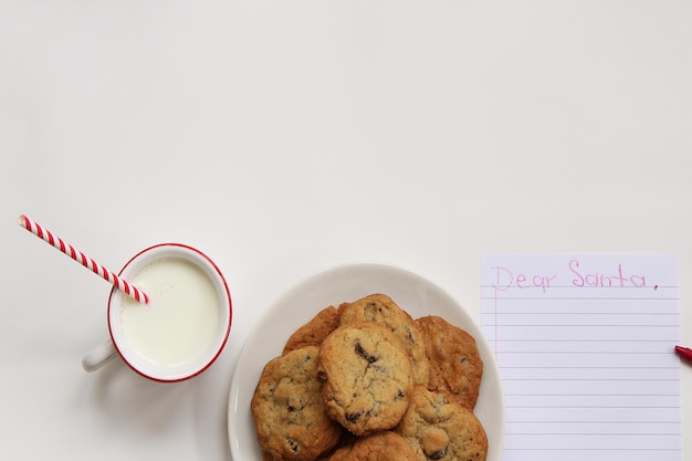 Photo close-up of cookies and milk on table