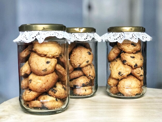 Photo close-up of cookies in plate on table