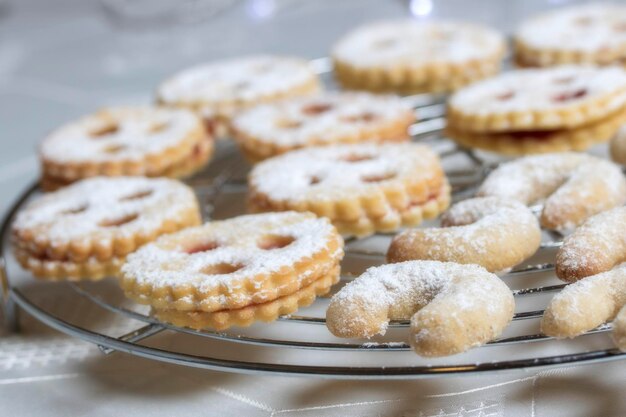 Foto prossimo piano dei biscotti nel piatto