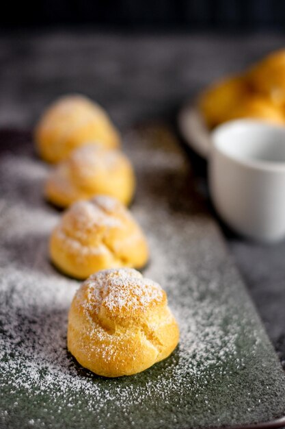 Foto prossimo piano dei biscotti sul tavolo