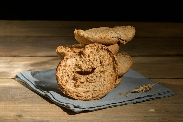 Foto prossimo piano dei biscotti sul tavolo