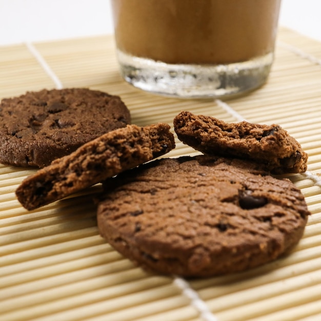 Foto prossimo piano dei biscotti sul tavolo