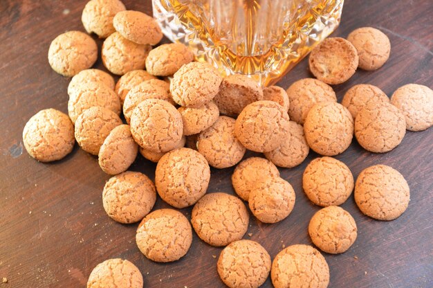 Foto prossimo piano dei biscotti sul tavolo