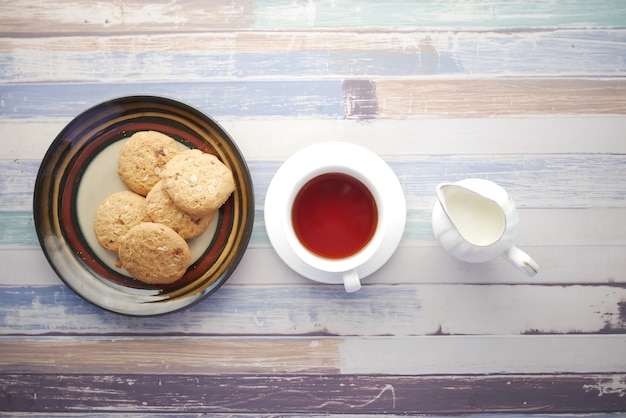 テーブルの上のクッキーとお茶のクローズアップ