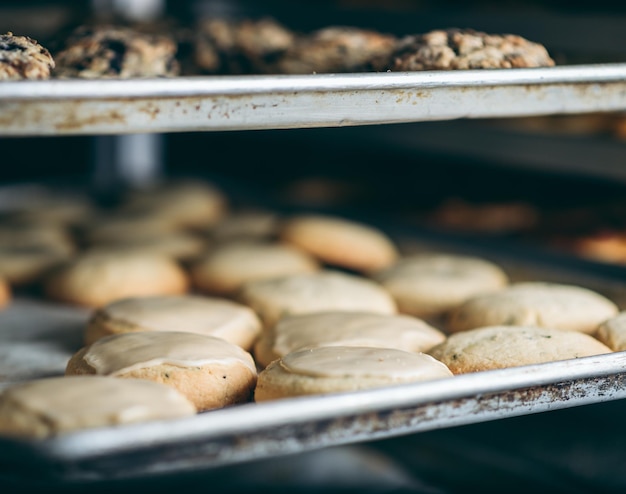 Foto close-up dei biscotti nel vassoio