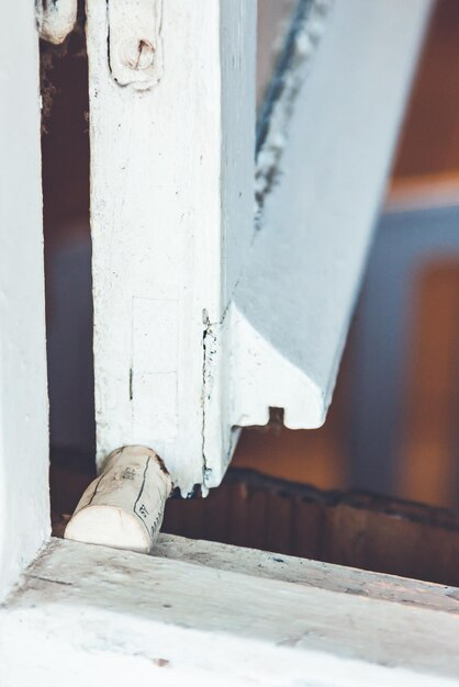 Photo close-up of cork on window