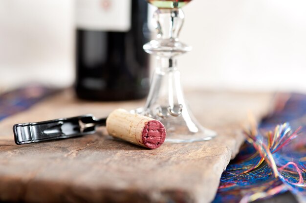 Photo close-up of cork and wineglass on table