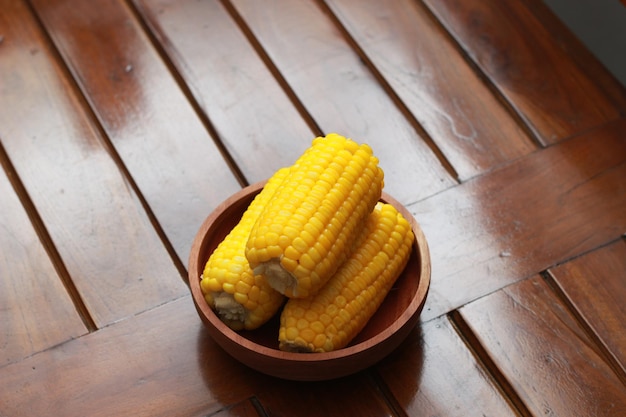 Photo a close up of corn on the cob served in a wooden bowl