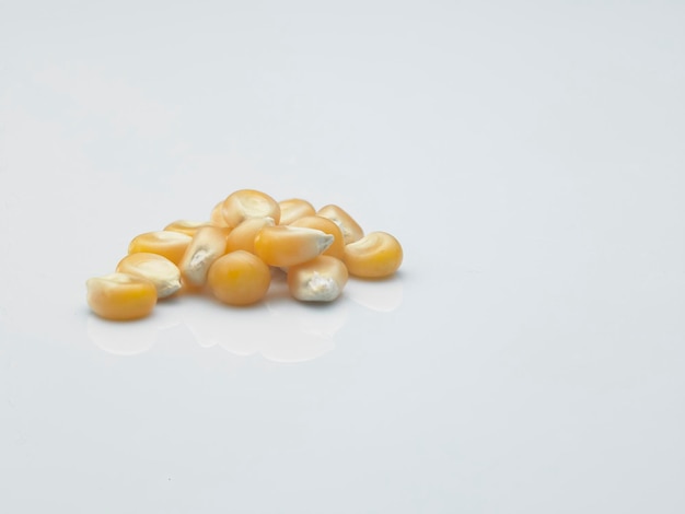 Photo close-up of corn kernels against white background