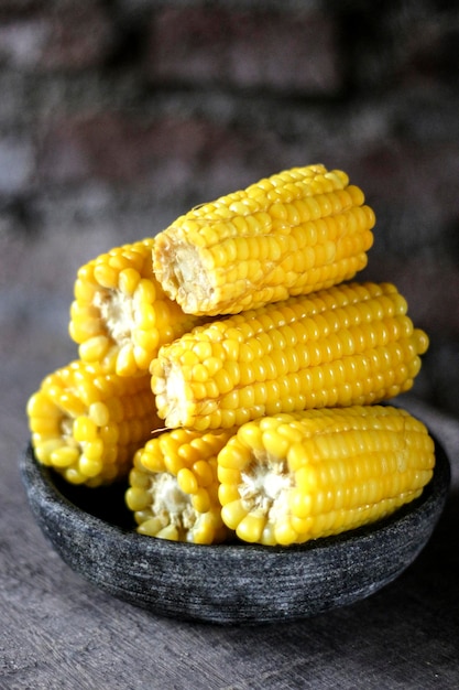 Photo close-up of corns in bowl on wooden table