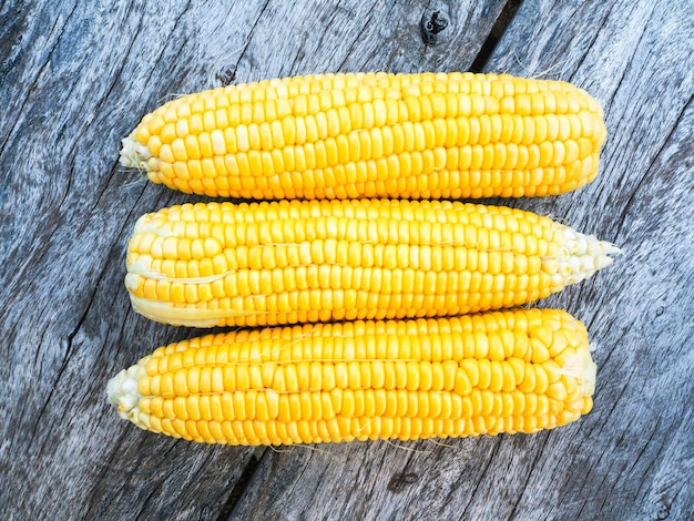 Photo close-up of corns on wooden table