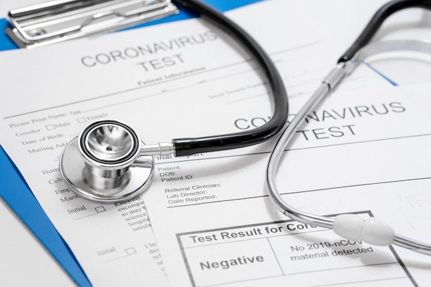 Test di coronavirus da vicino con stetoscopio