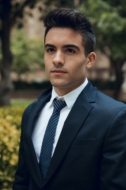 Photo close up of corporate young man in garden