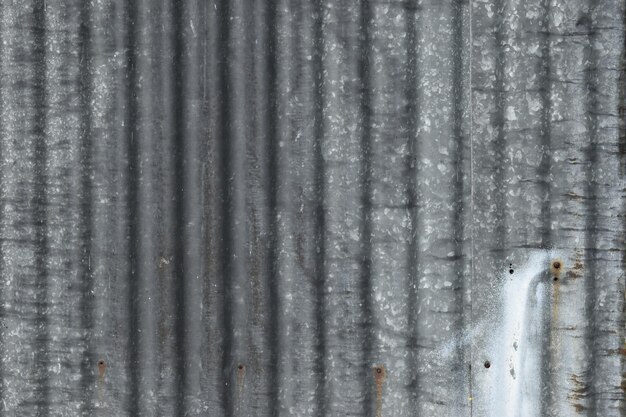 Photo a close up of a corrugated metal wall with a white spray painted on it.