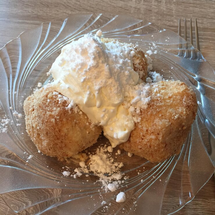 Photo close-up of cottage cheese dumplings served in plate on table