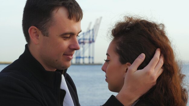 Photo close-up of couple at beach during sunset