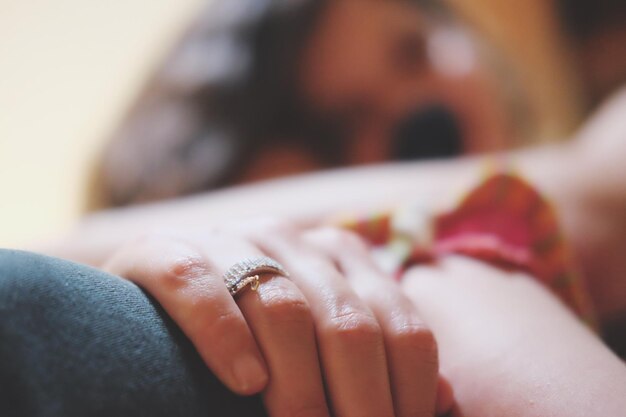 Photo close-up of couple hands