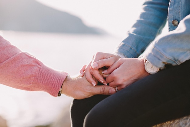 Photo close-up of couple holding hands