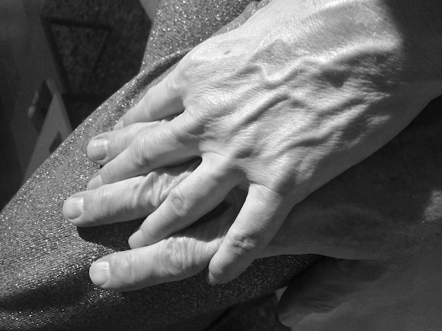 Photo close-up of couple holding hands