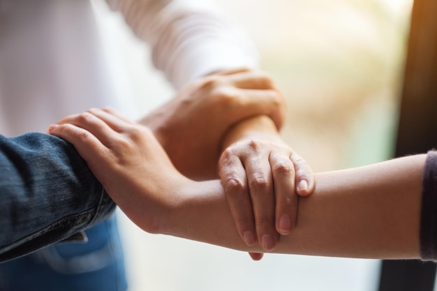 Photo close-up of couple holding hands