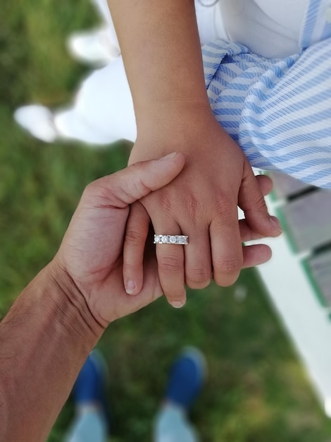 Photo close-up of couple holding hands