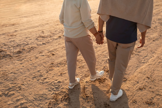 Photo close up couple holding hands