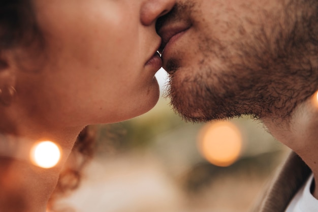 Photo close-up couple kissing outdoors