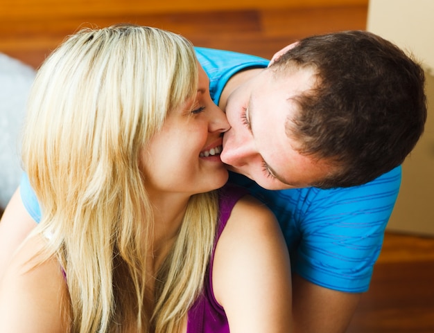 Photo close-up of couple moving to new house and kissing