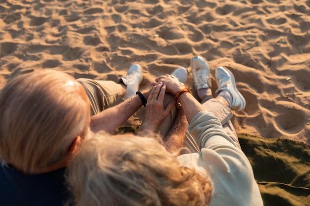 Photo close up couple sitting on beach