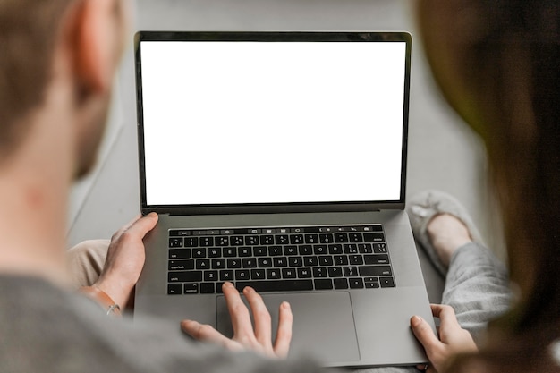 Photo close-up couple with laptop