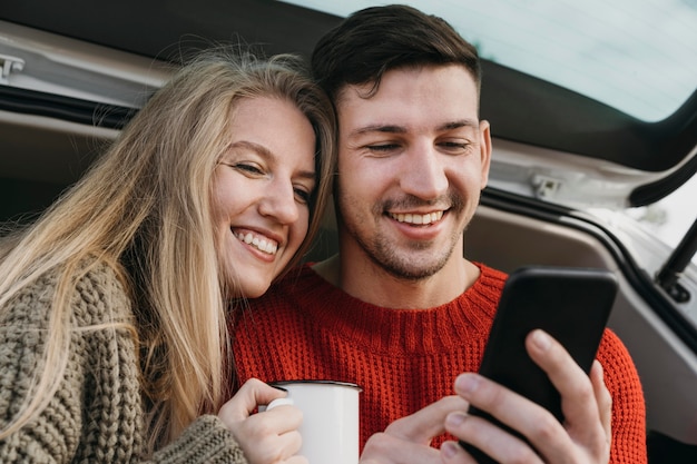 Foto coppie del primo piano con lo smartphone