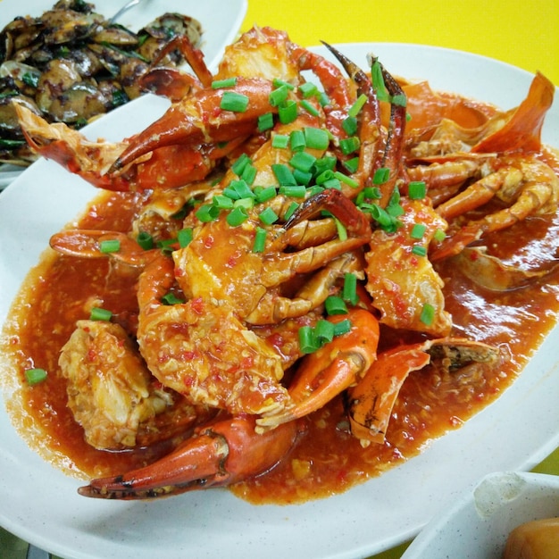 테이블 에 제공 되는 크래브 요리 의 클로즈업