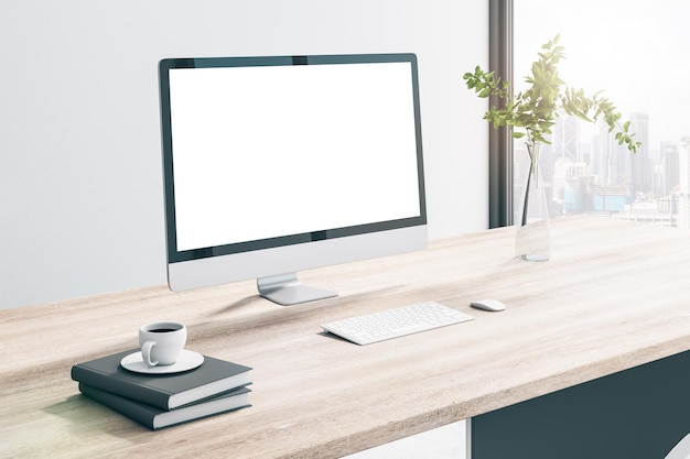 Primo piano del desktop di design in legno creativo con mock up bianco vuoto monitor del computer tazza di caffè finestra di altri oggetti con vista sulla città e rendering 3d di luce diurna