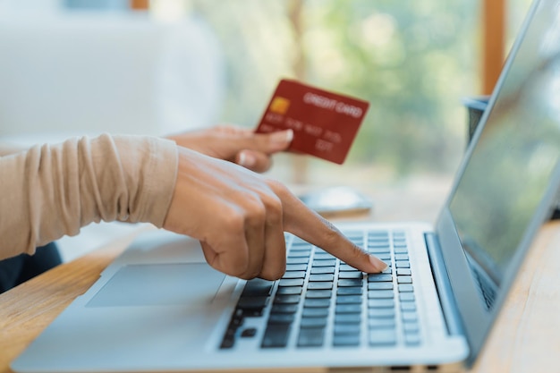 Close up creditcard gebruik voor online betaling banking cruciaal winkelen