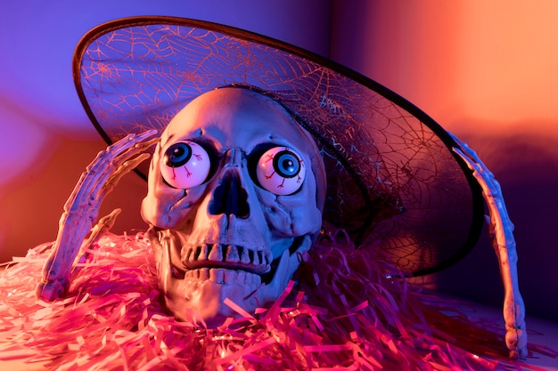 Photo close-up creepy halloween skeleton with confetti