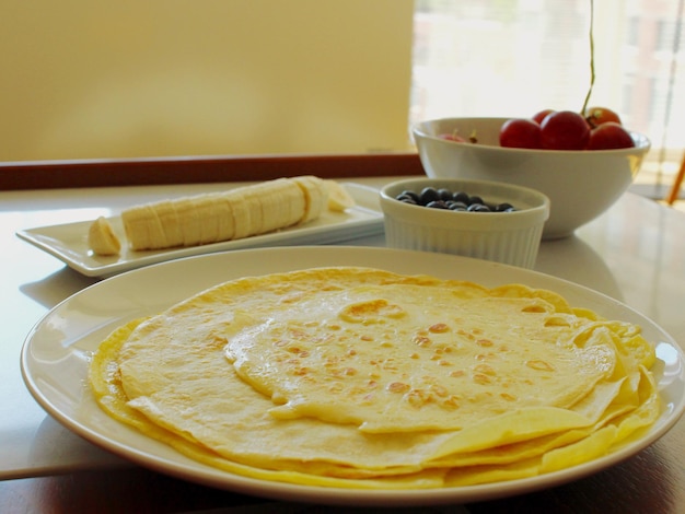 Foto close-up di crepe in piatto su tavola