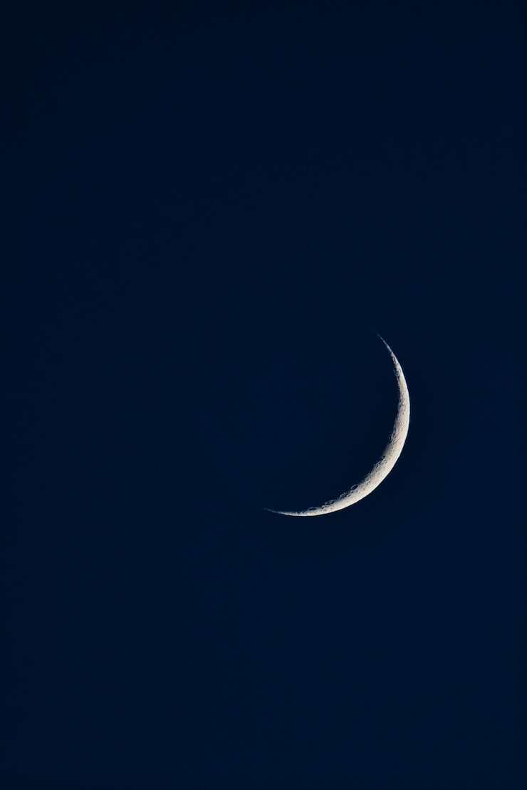 Photo close up of the crescent moon