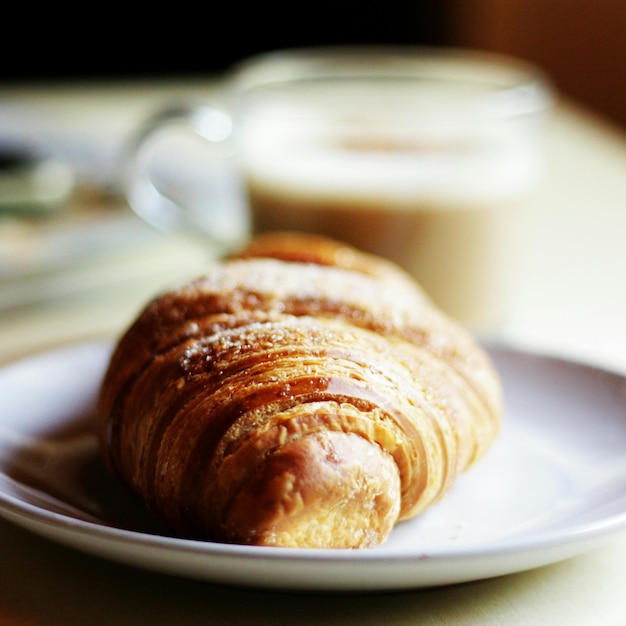 Foto close-up di un croissant in piatto