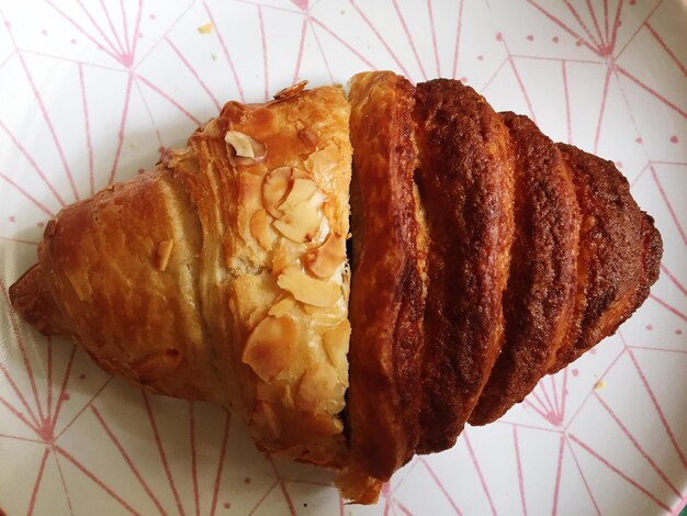 Foto close-up di un croissant sul piatto