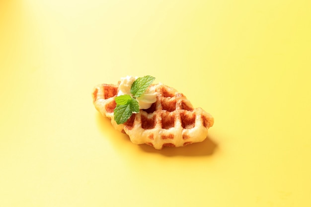 Close Up Croissant Wafel (Croffle) Met Roomkaas Bovenop Geïsoleerd Op Gele Achtergrond