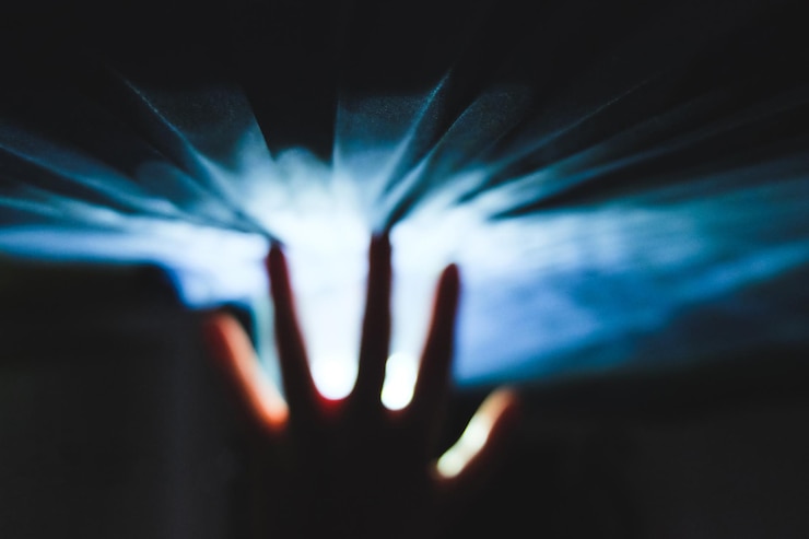 Photo close-up of cropped hand against illuminated light at night
