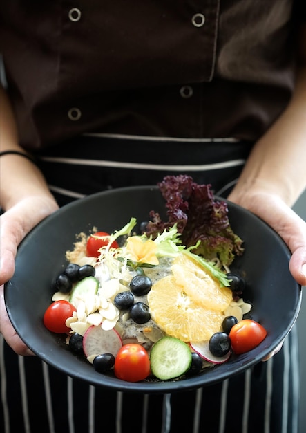 食料を握る手のクローズアップ