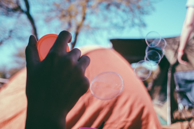 Foto close-up di una bacchetta a mano tagliata da bolle in aria