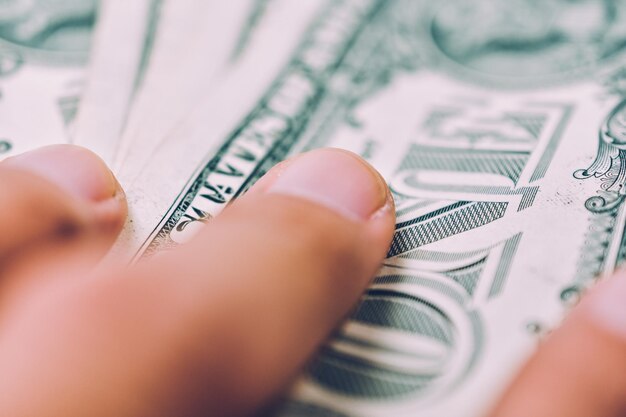 Photo close-up of cropped hand touching paper currency