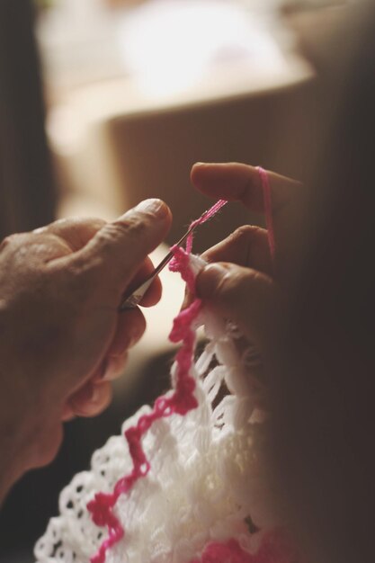 Foto close-up di mani tagliate a maglia