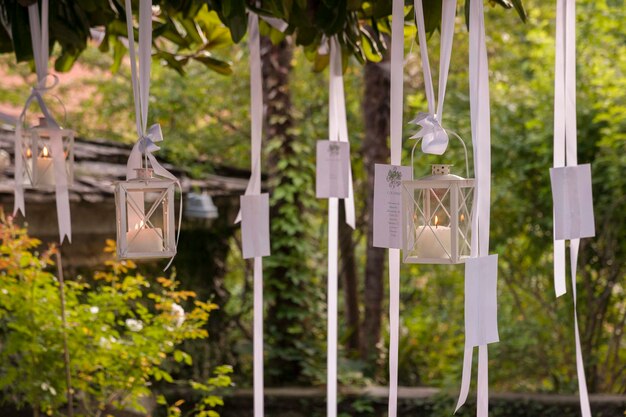 Photo close-up of cross hanging on tree in yard