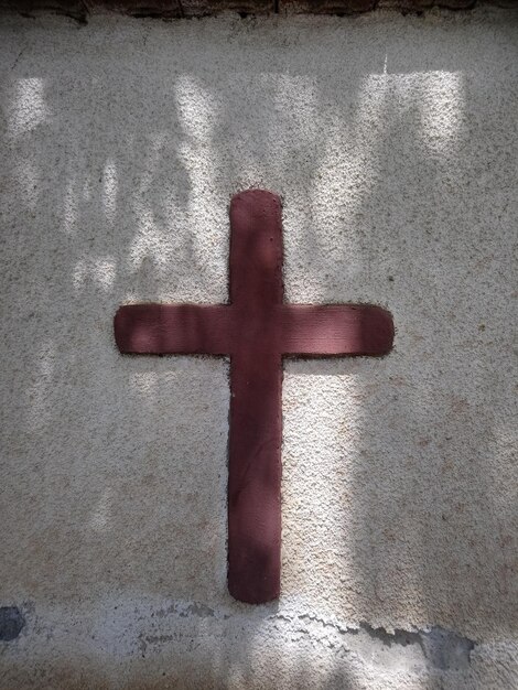 Foto close-up della croce sul muro